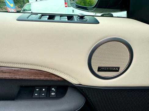 Used 2020 Land Rover Discovery HSE image 15