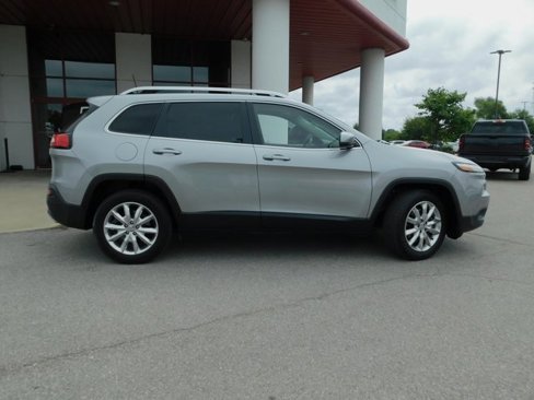 Used 2017 Jeep Cherokee Limited image 10