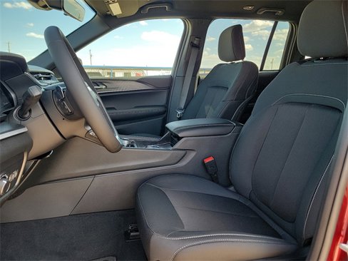 New 2025 Jeep Grand Cherokee Laredo image 12