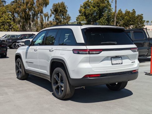 New 2025 Jeep Grand Cherokee Limited w/ Black Appearance Package image 4