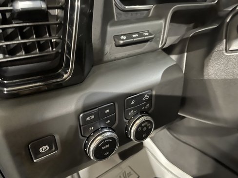Used 2025 GMC Sierra 2500 AT4X image 12