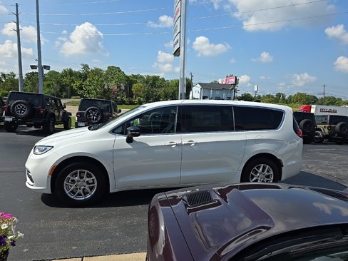 New 2026 Chrysler Pacifica Select image 5