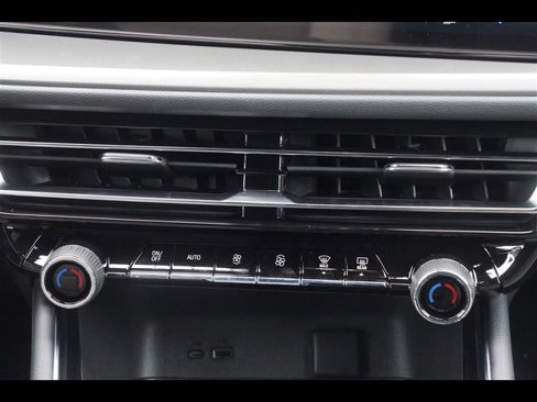 New 2026 Chevrolet Traverse LT image 12