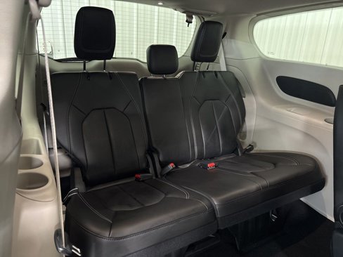 Used 2024 Chrysler Pacifica Touring-L image 24