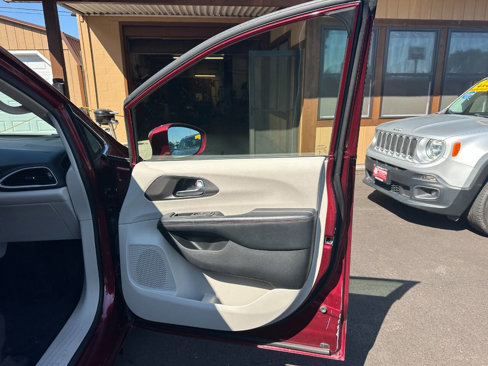 Used 2020 Chrysler Pacifica Touring-L image 18