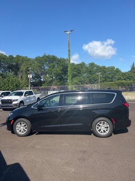 New 2026 Chrysler Pacifica Select image 3