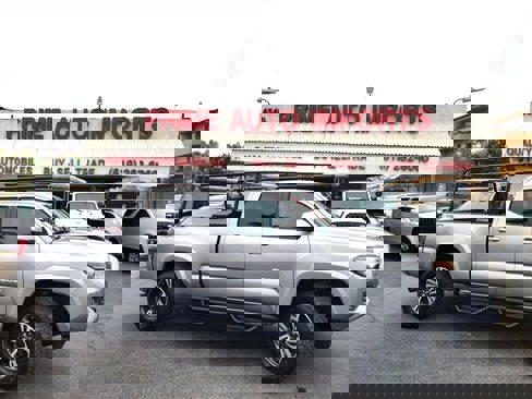 Used 2017 Toyota Tacoma TRD Sport image 2