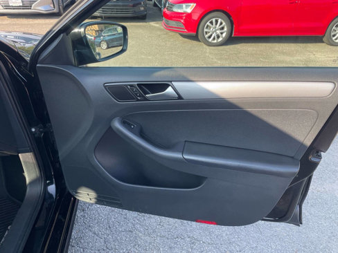 Used 2017 Volkswagen Jetta SE image 11