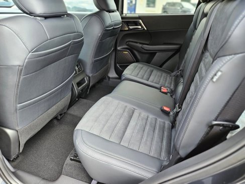 New 2025 Mitsubishi Outlander SE image 15