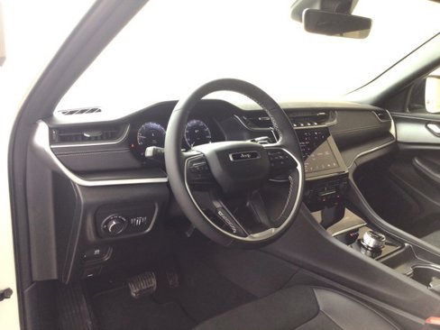 New 2025 Jeep Grand Cherokee Altitude image 13