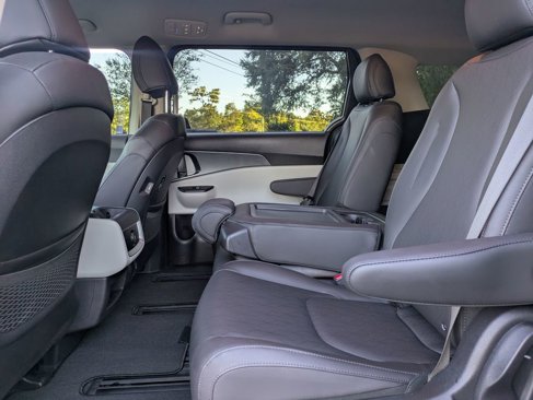 Used 2024 Kia Carnival LX image 27