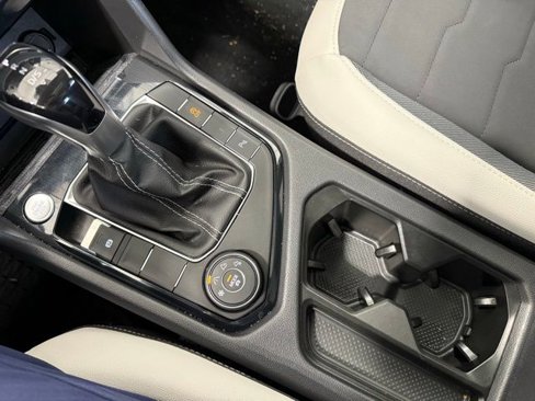 Certified 2025 Volkswagen Taos SE image 19