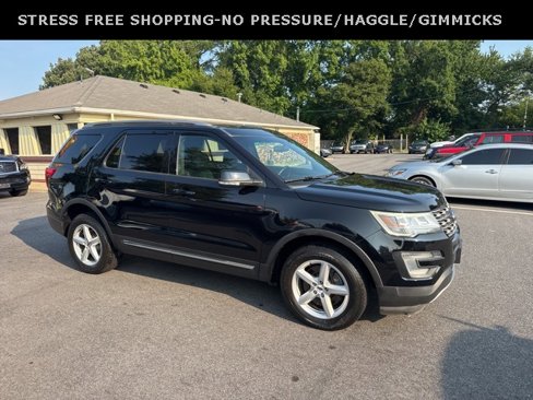 Used 2017 Ford Explorer XLT image 2
