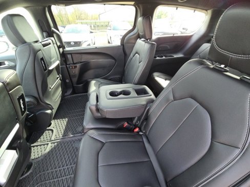 New 2025 Chrysler Pacifica Select w/ Uconnect Theater Family Group image 28
