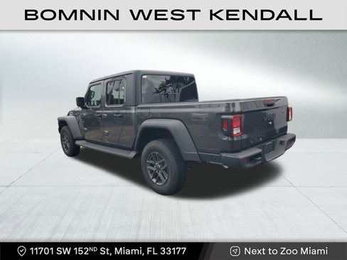 Used 2025 Jeep Gladiator Sport image 4