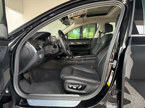 Used 2019 BMW 750i w/ Executive Package image 21