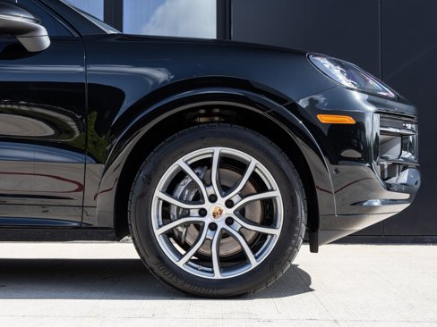 Used 2025 Porsche Cayenne image 13