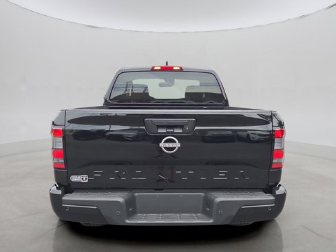 Used 2025 Nissan Frontier SV image 5