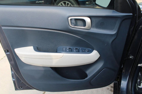 Used 2022 Hyundai Venue Limited image 11