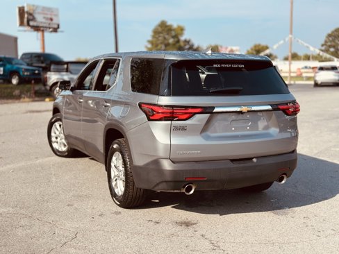 Used 2023 Chevrolet Traverse LS image 3