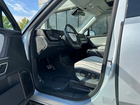 Used 2023 Rivian R1S Adventure image 20