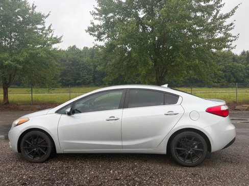 Used 2016 Kia Forte EX image 2