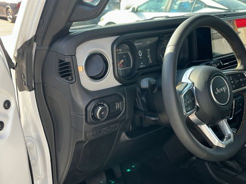 Used 2025 Jeep Wrangler Sahara image 33