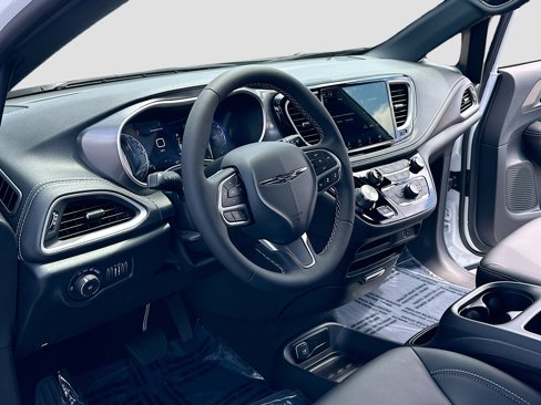 New 2026 Chrysler Pacifica Select image 4