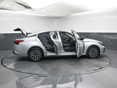 Used 2024 Nissan Altima 2.5 SV image 28