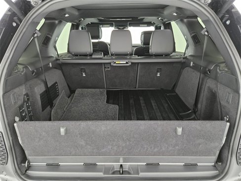 Certified 2024 Land Rover Discovery Dynamic SE image 14