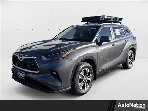 Used 2025 Toyota Highlander XLE image 1