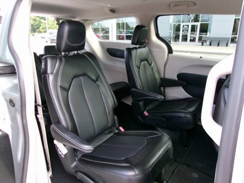 Used 2024 Chrysler Pacifica Touring-L image 17