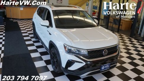 Used 2022 Volkswagen Taos SE image 1