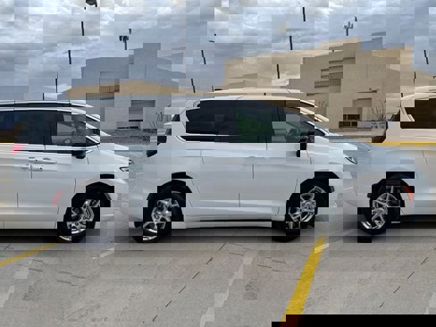 New 2024 Chrysler Pacifica Touring-L image 6