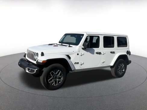 Used 2025 Jeep Wrangler Sahara image 3