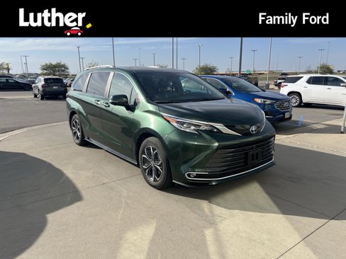 Used 2025 Toyota Sienna Platinum image 1