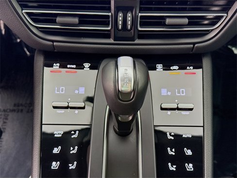 Certified 2024 Porsche Macan image 13
