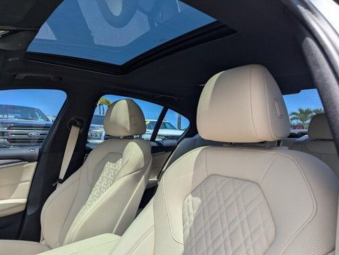Used 2023 BMW 530e w/ Convenience Package image 12