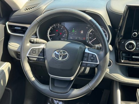 Certified 2024 Toyota Highlander XLE image 16