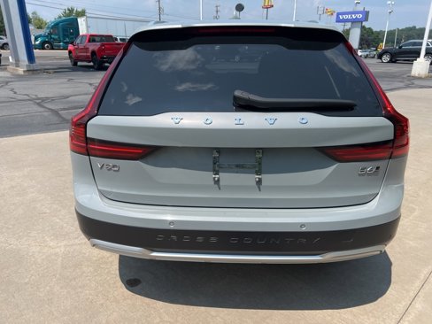 Certified 2025 Volvo V90 B6 Cross Country Plus image 4