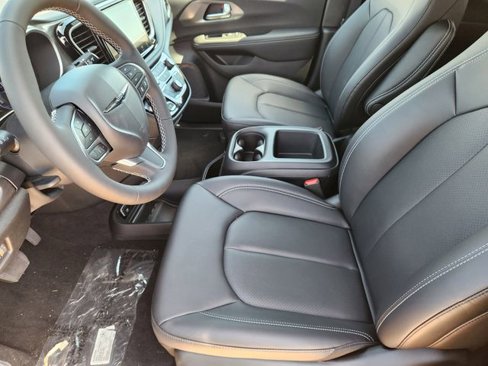 New 2025 Chrysler Pacifica Select image 9