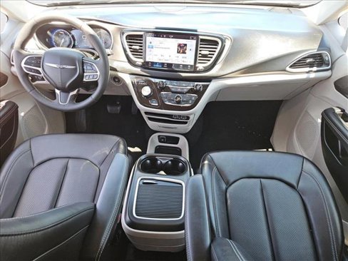 Used 2024 Chrysler Pacifica Touring-L image 16