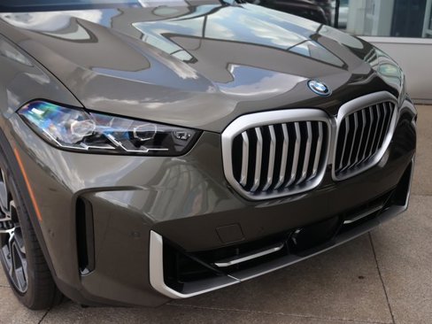 New 2026 BMW X5 xDrive50e image 3