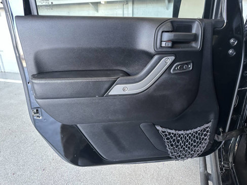 Used 2012 Jeep Wrangler Unlimited Rubicon image 14