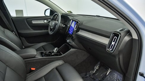 Certified 2025 Volvo XC40 B5 Plus w/ Climate Package image 17