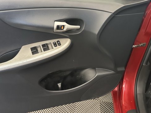Used 2013 Toyota Corolla LE image 31