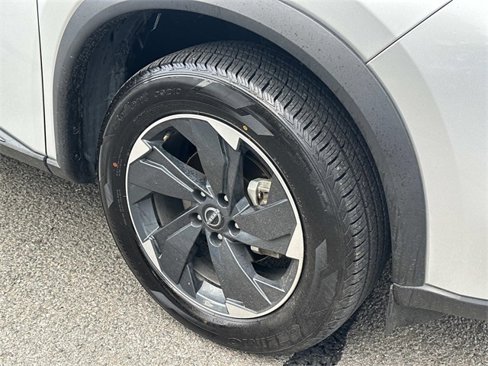 Used 2024 Nissan Rogue SV image 7