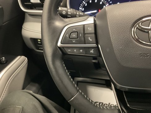 Used 2021 Toyota Highlander XLE image 16