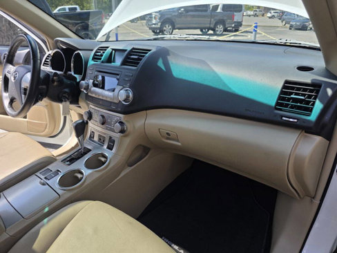 Used 2012 Toyota Highlander FWD image 23