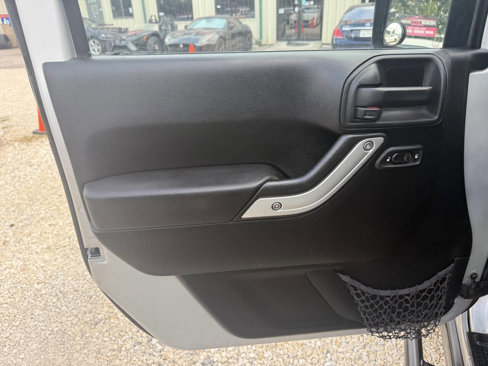 Used 2012 Jeep Wrangler Unlimited Rubicon w/ Connectivity Group image 31